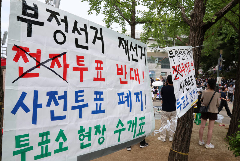 [포토]열흘째 접어든 잠실 개표소 봉쇄시위