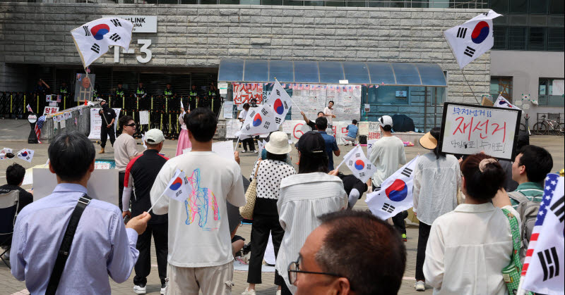 [포토]잠실 개표소 10일째 시위