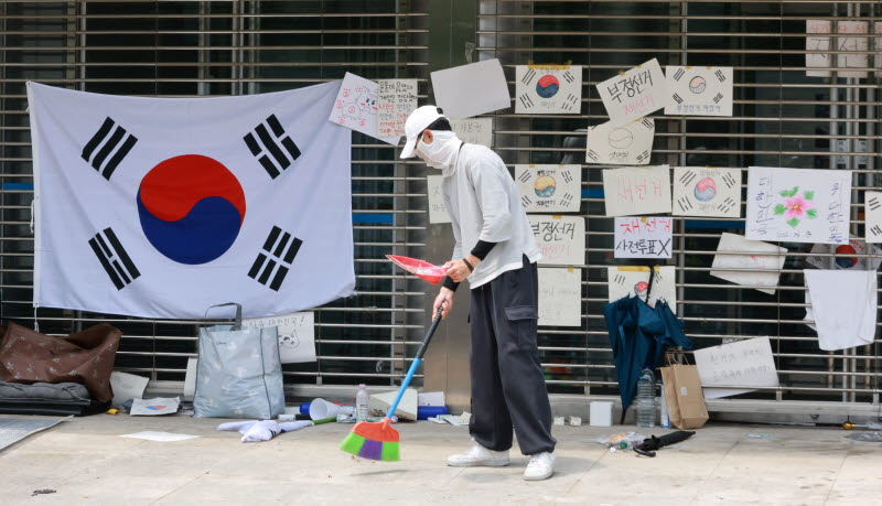 [포토]청소하는 잠실 개표소 시위대 봉사자들