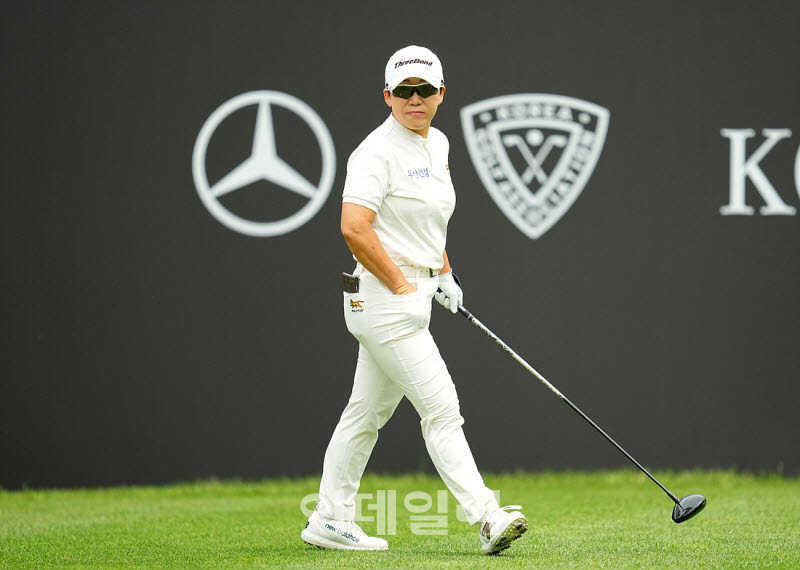 [포토]신지애,첫 티샷을 준비해요
