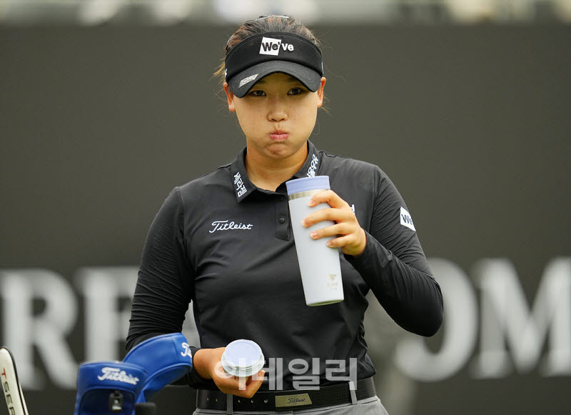 [포토]김민솔,물을 시원하게 먹는다