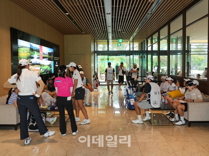 [포토]낙뢰로 인한 경기 중단으로 대기중인 선수들