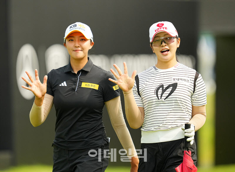 [포토]박예지-유현조,즐거운 손인사로 출발해요