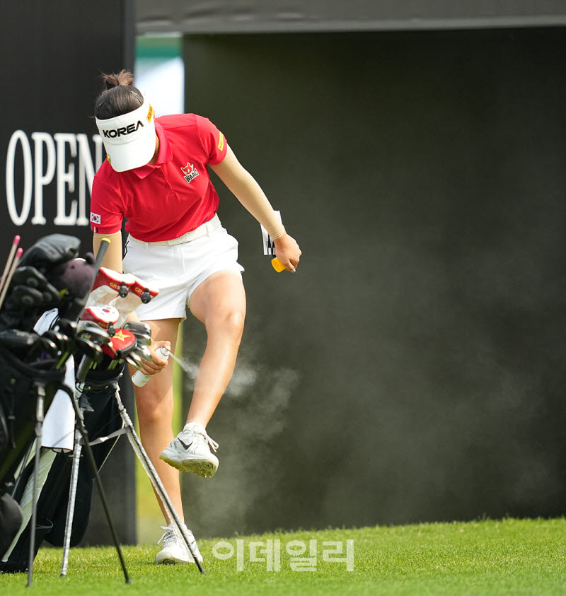 [포토]오수민,선스프레이 안개 만들어요