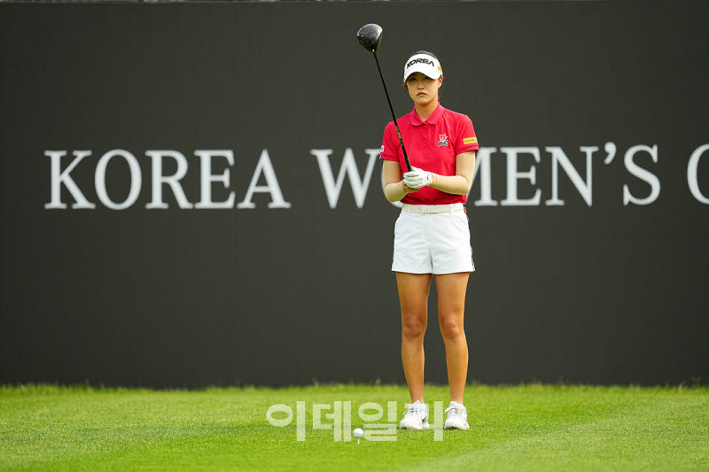 [포토]오수민,첫 홀 집중력을 높인다