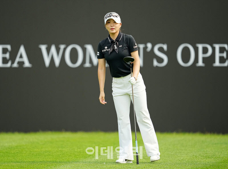 [포토]조아연,타구 방향 확인해요