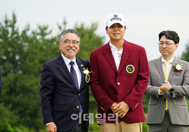 [포토] 장유빈, 김원섭 KPGA 회장으로부터 우승자켓