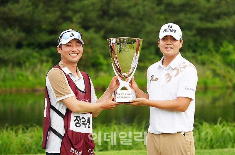[포토] 장유빈, 도와준 캐디와 함께