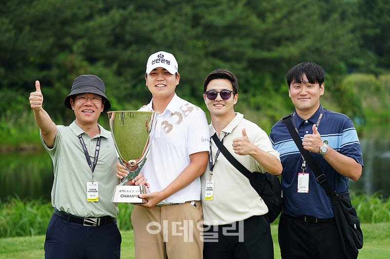 [포토] 장유빈, 도움 준 매니지먼트 식구들과 함께