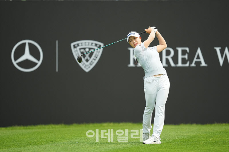 [포토]서어진,타수를 줄여 순위를 올린다