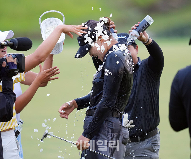[포토]김민솔,우승 축하 꽃잎 날리며