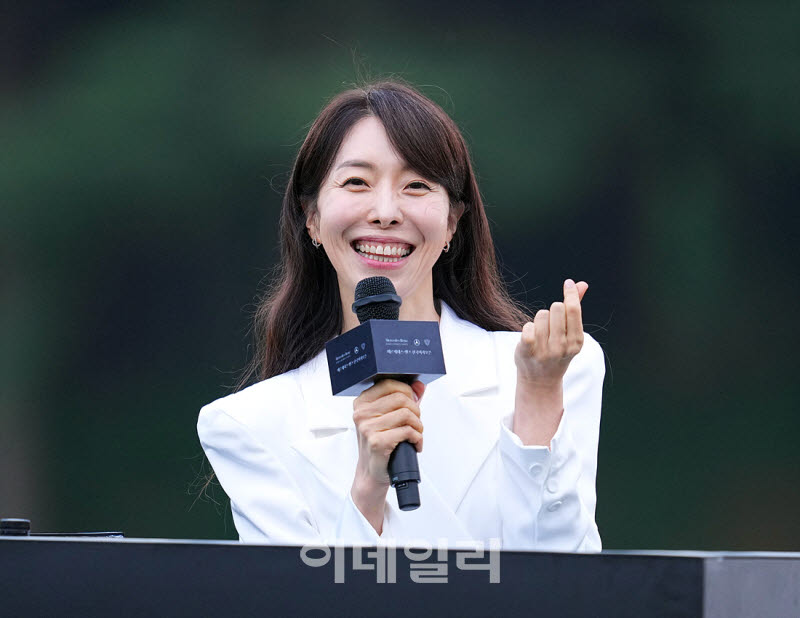 [포토]김미영 아나운서,귀여운 하트 인사