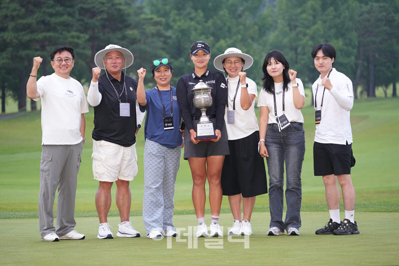 [포토]김민솔,메니지 먼트사 식구들과 함께