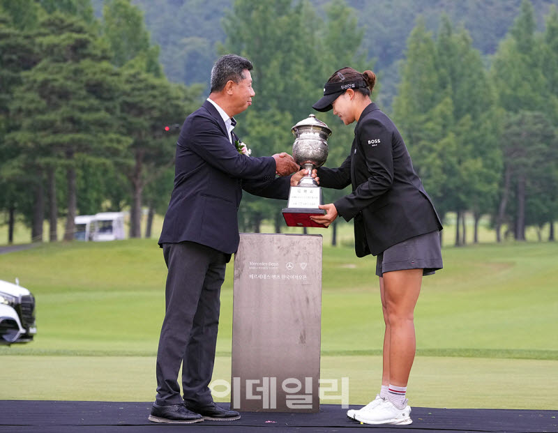 [포토]김민솔-강형모 회장,우승 순회배 전달식