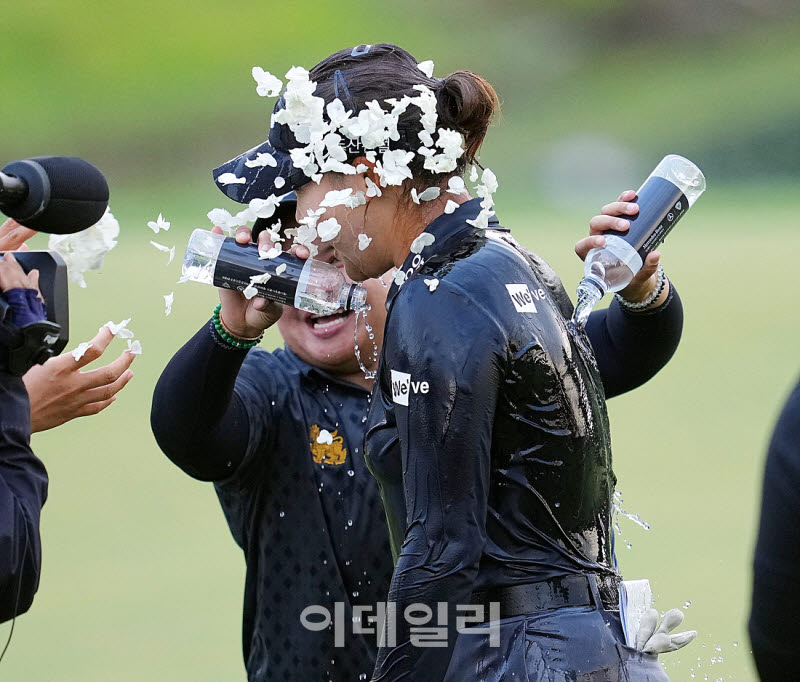 [포토]김민솔,쏟아지는 우승 축하 꽃잎