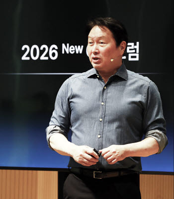 "회장 아바타 수십개 만들어 소통"…최태원의 'AX 승부수'