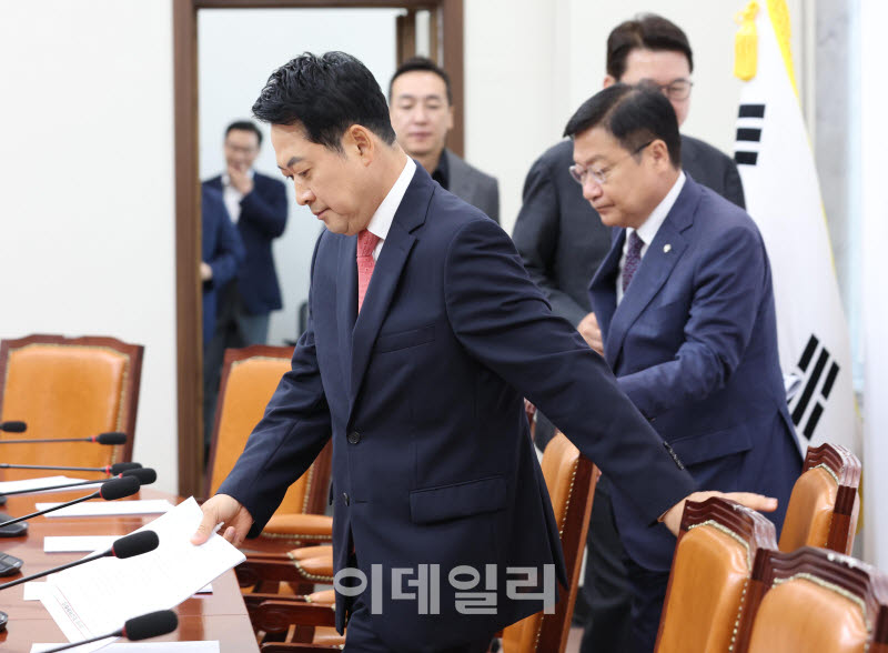 [포토]최고위 참석하는 장동혁 대표