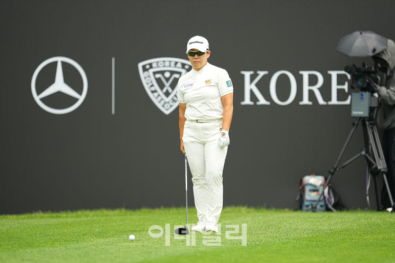 [포토]신지애,첫 홀 공략 지점을 본다