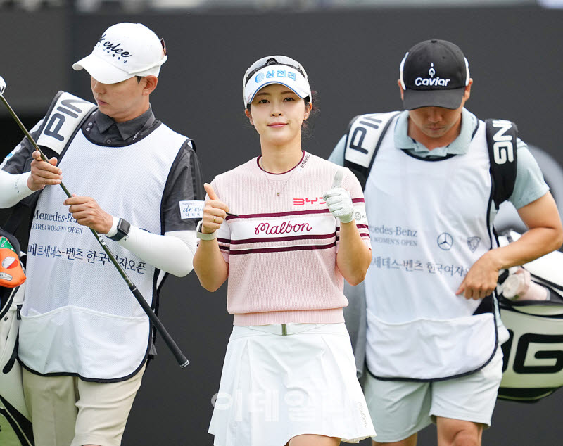 [포토]전예성,상위권 향한 엄지척 출발