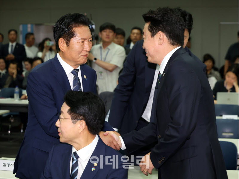 [포토] 강훈식 비서실장과 악수하는 정청래 대표