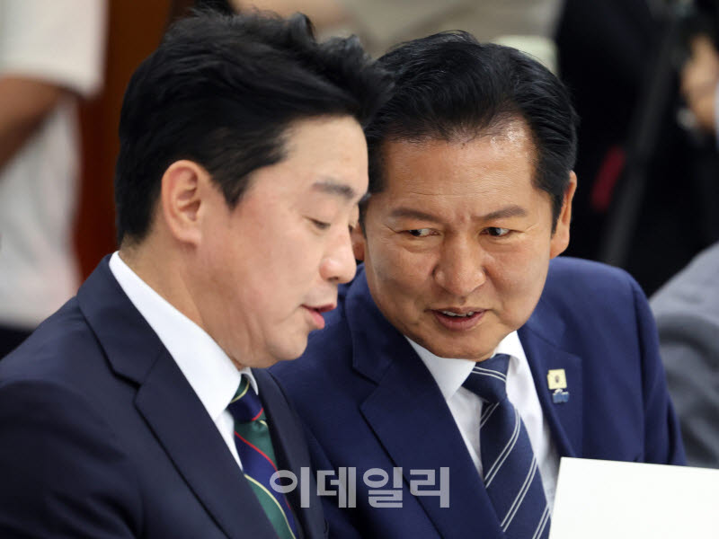 [포토] 대화하는 정청래 대표와 강훈식 비서실장