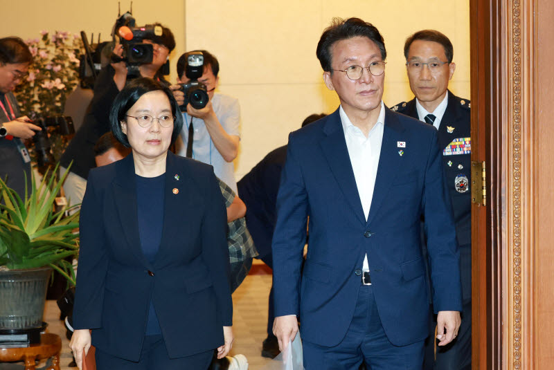 [포토]함께 입장하는 김민석 총리-한성숙 총리 후보자