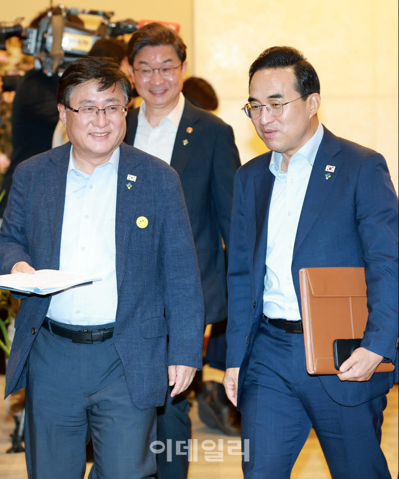 [포토]국무회의 입장하는 김성환-이억원-박홍근