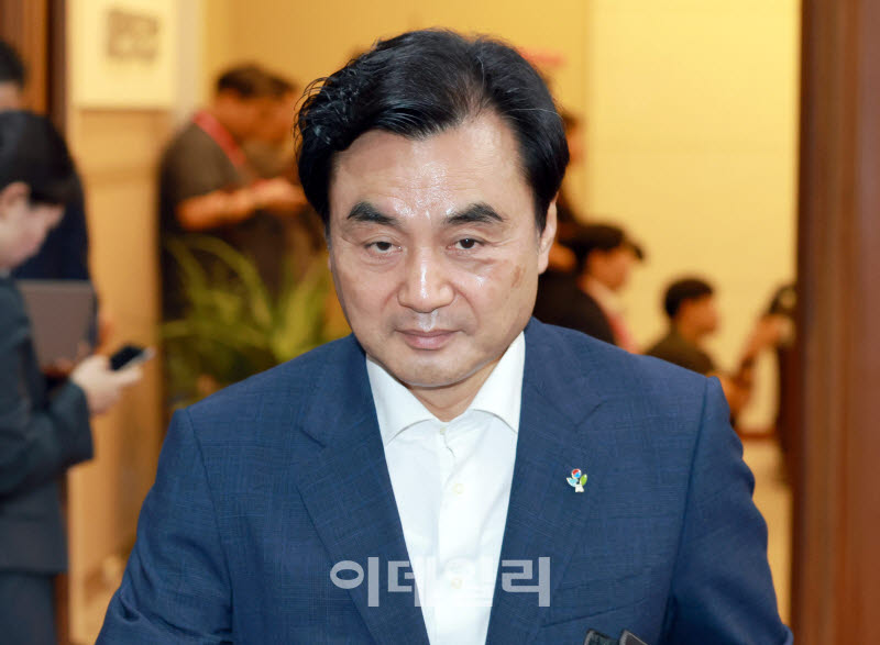 [포토]국무회의 입장하는 안규백 국방부 장관