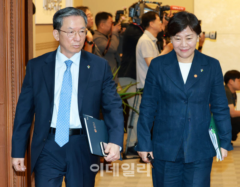 [포토]국무회의 입장하는 정성호-송미령