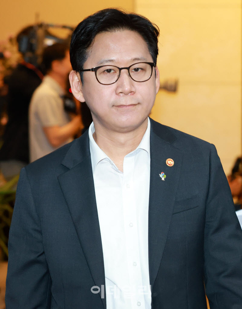 [포토]국무회의 입장하는 배경후 부총리 겸 과학기술정보통신부 장관