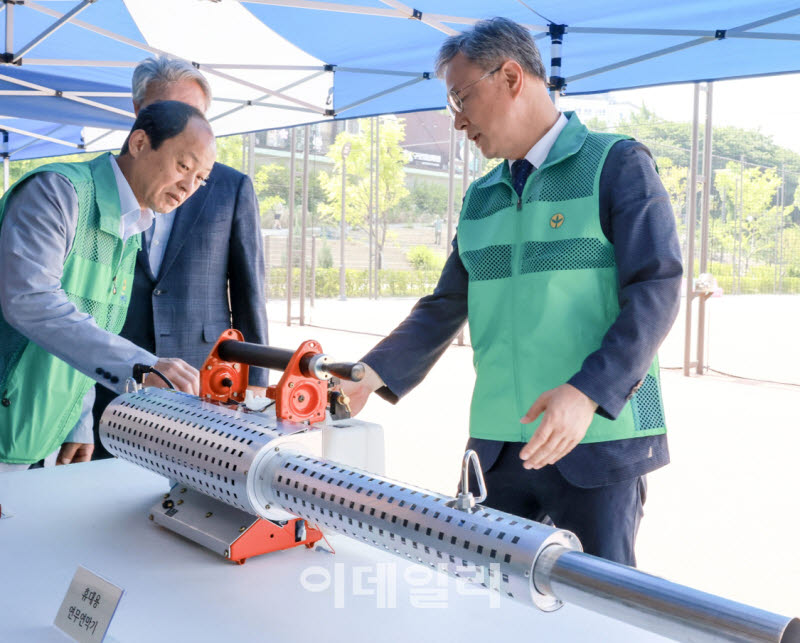 [포토] 방역장비 살펴보는 장인홍 구로구청장