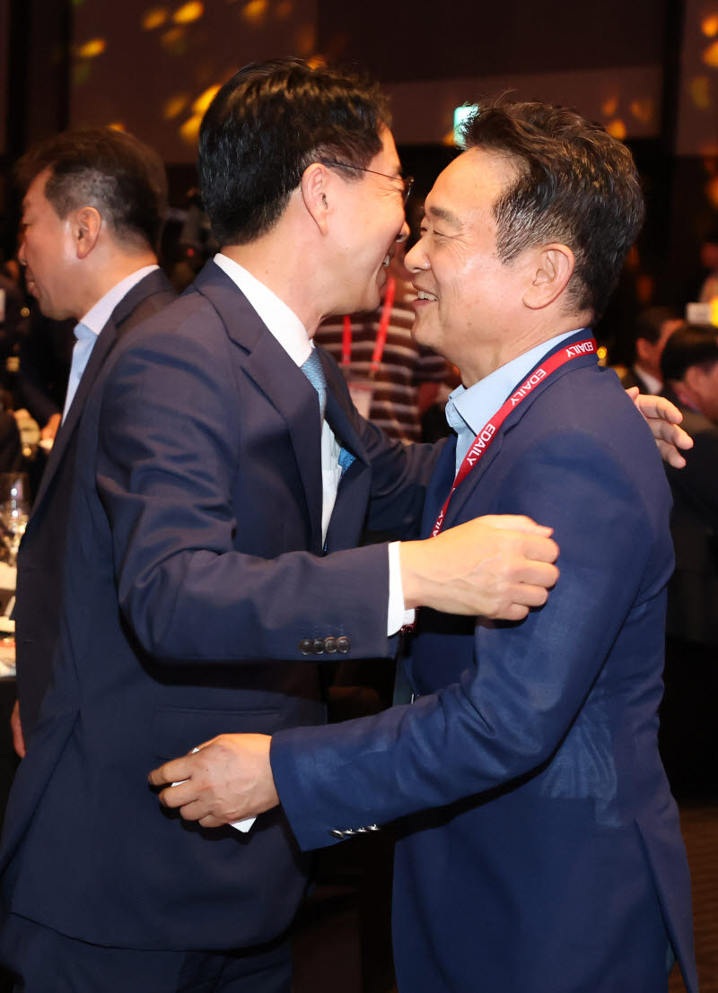 [포토]포옹하는 조정식 국회의장-남경필 젬백스엔카엘 회장