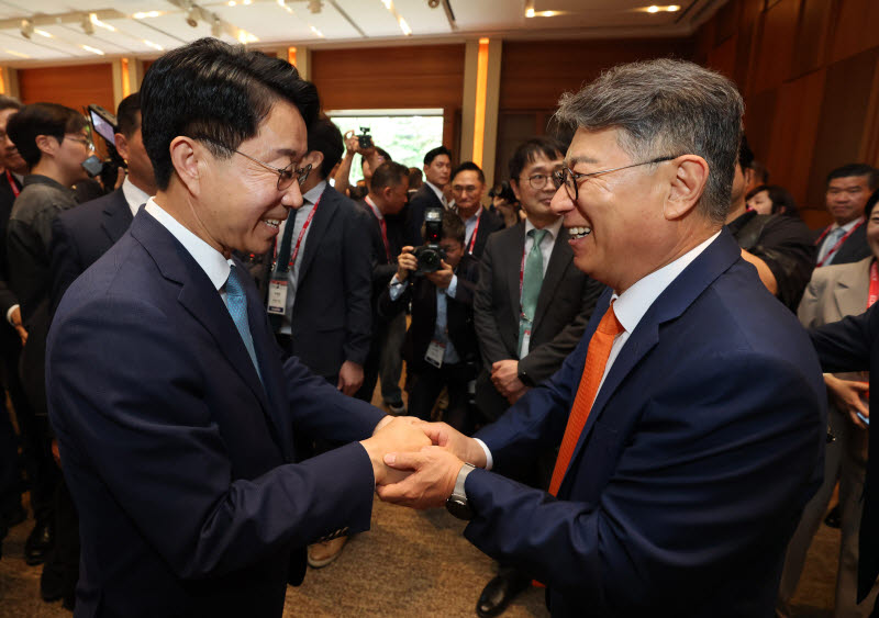 [포토]인사 나누는 곽재선 KG·이데데일리 회장과 조정식 국회의장