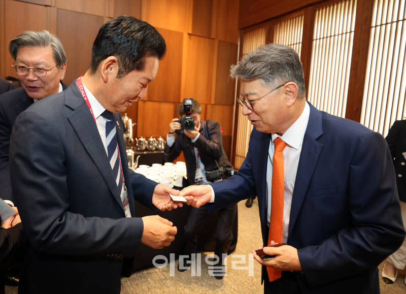 [포토]인사 나누는 곽재선 KG·이데일리 회장-정청래 더불어민주당 대표