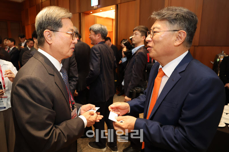 [포토]인사 나누는 곽재선 KG·이데일리 회장-이달곤 동반성장위원장