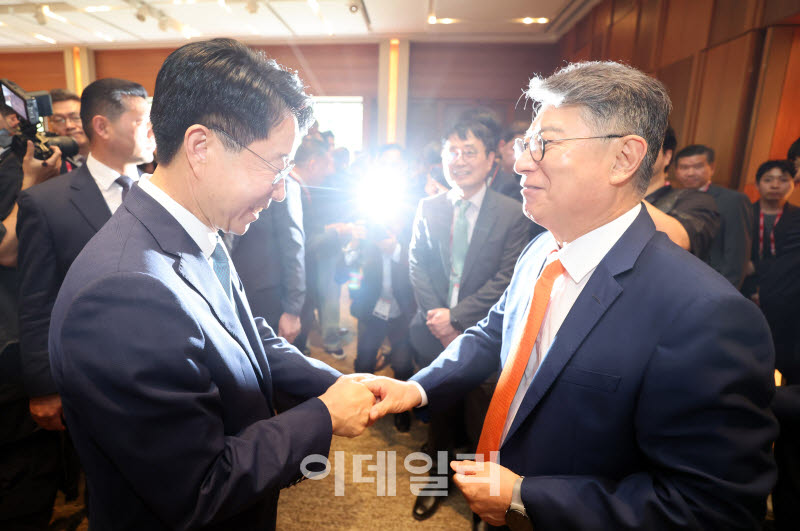 [포토] 제17회 이데일리 전략포럼에서 인사 나누는 곽재선 회장-조정식 의장