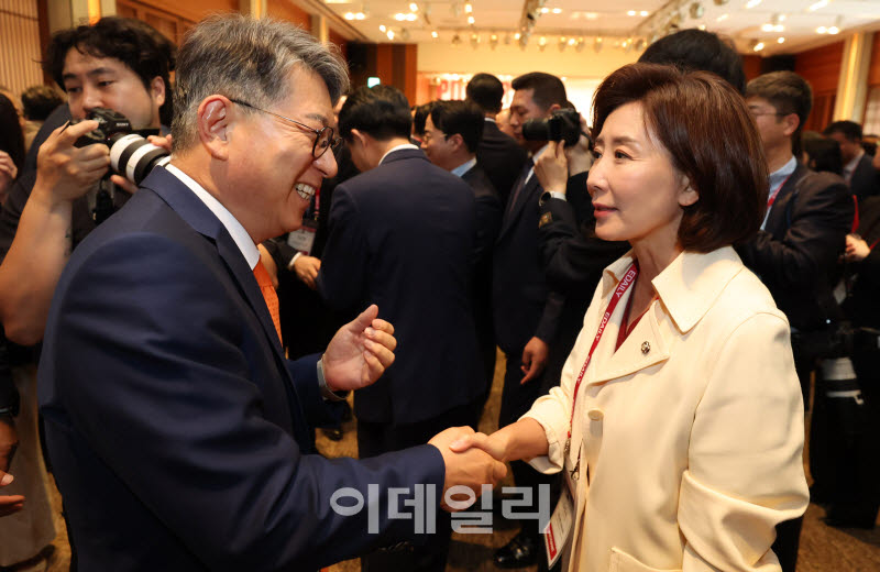 [포토]제17회 이데일리 전략포럼에서 인사 나누는 곽재선 회장-나경원 의원