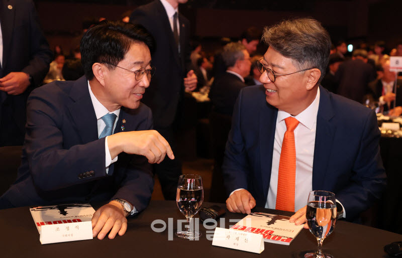 [포토]이야기 나누는 곽재선 KG·이데일리 회장-조정식 국회의장