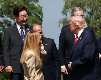 G7 입장한 李대통령, 마크롱·트럼프와 인사