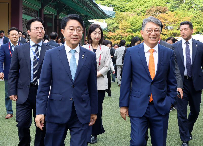 [포토]제17회 이데일리 전략포럼(Edaily Strategy Forum 2026) 입장하는 곽재선 회장-조정식 의장