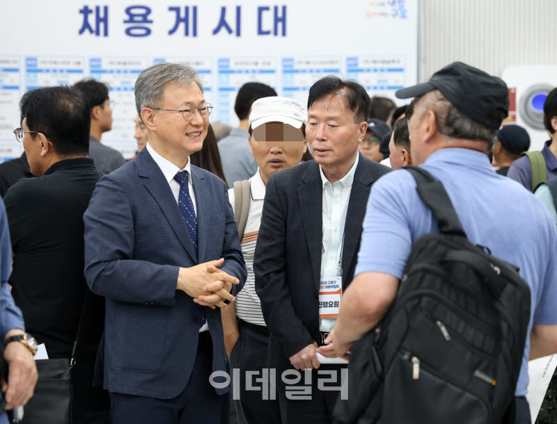[포토] 구직자와 대화하는 장인홍 구로구청장