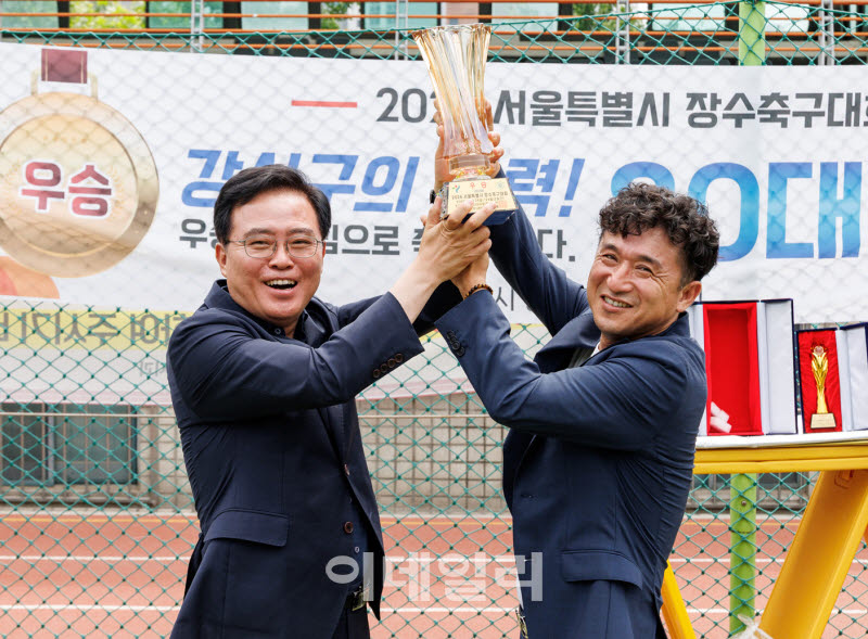 [포토] 강서구, 장수축구 80대 골든 축구단 우승
