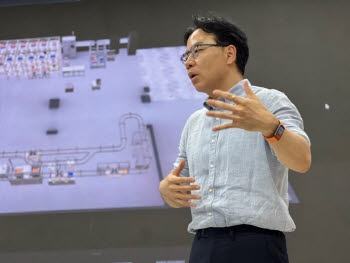 “휴머노이드만 피지컬 AI인가… 공장 전체를 ‘하나의 로봇’으로 돌려라”