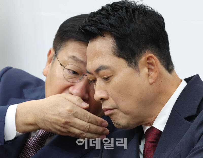[포토]최고위원회의, '대화하는 장동혁-정점식'