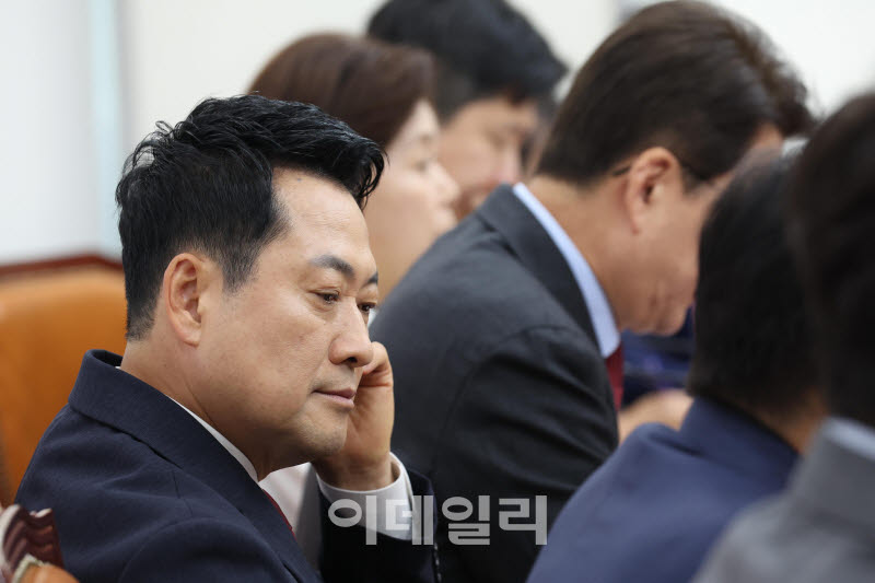 [포토]최고위, '발언 듣는 장동혁 대표'