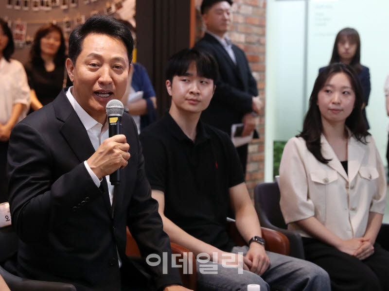[포토] 청년들과 간담회하는 오세훈 서울시장