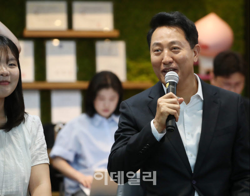[포토] 성수동 방문해 청년들과 대화하는 오세훈 서울시장