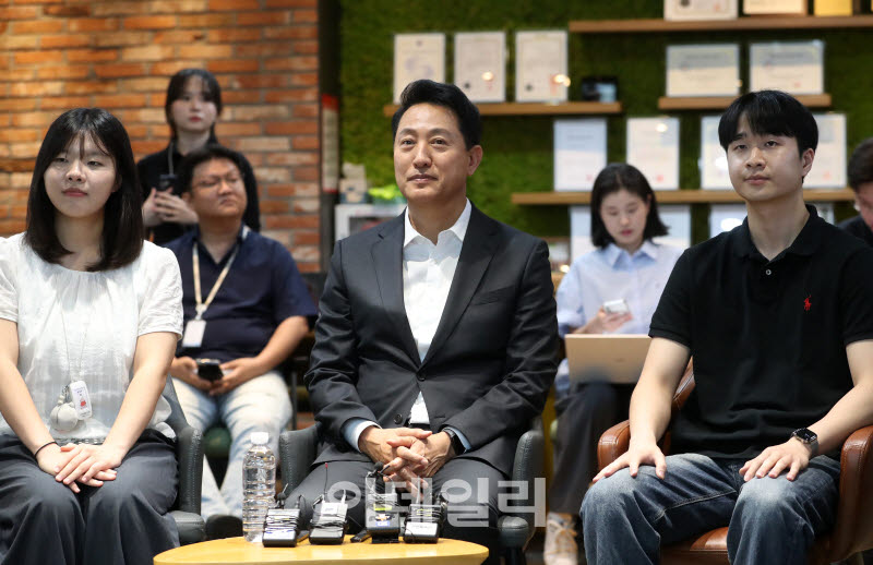 [포토] 청년들과 현장소통 간담회하는 오세훈 시장