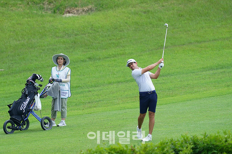 [포토] 브랜든, 캐디가 보고 있다