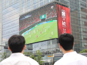 “부장님, 치킨 시켰습니다”…평일 오전 월드컵이 만든 '오피스 응원'